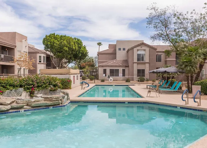 Modern 2Br Retreat With Pool Gym & Balcony