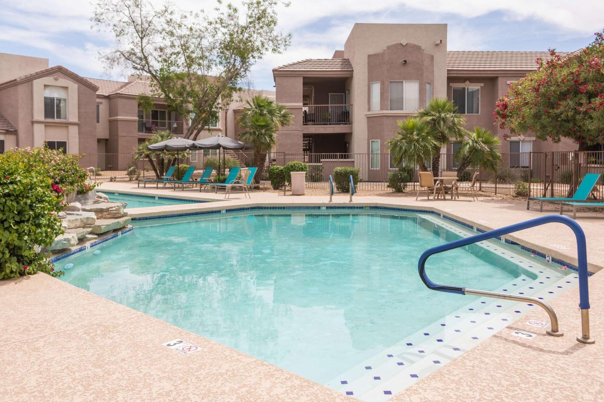 Modern 2br Retreat With Pool Gym & Balcony Holiday home Phoenix