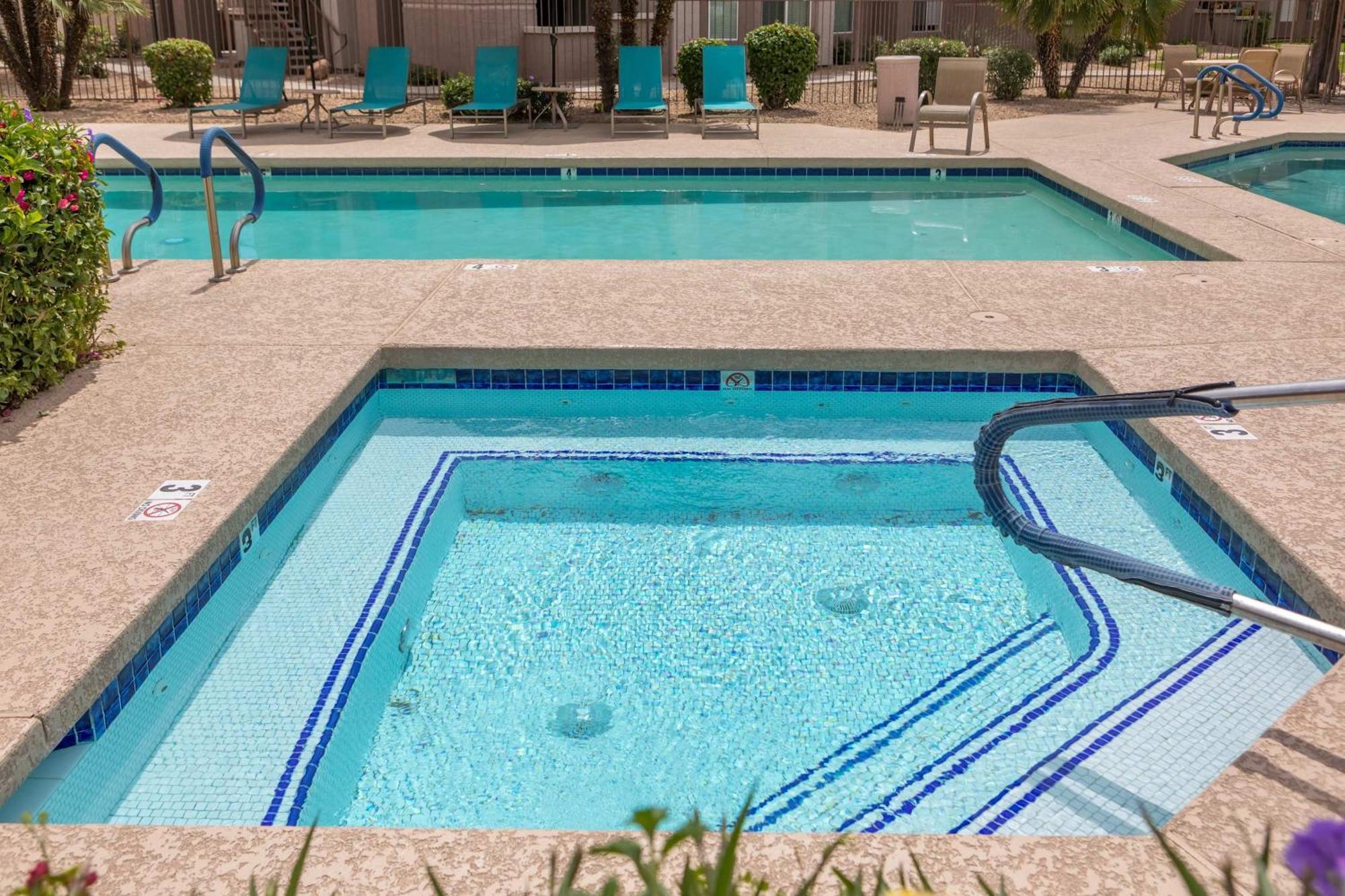 Modern 2br Retreat With Pool Gym & Balcony *
