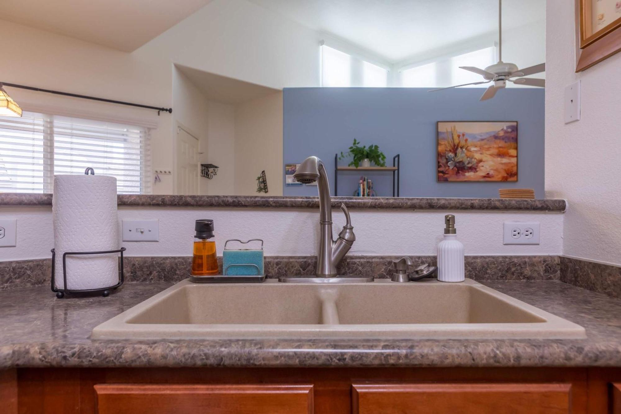 Modern 2br Retreat With Pool Gym & Balcony *