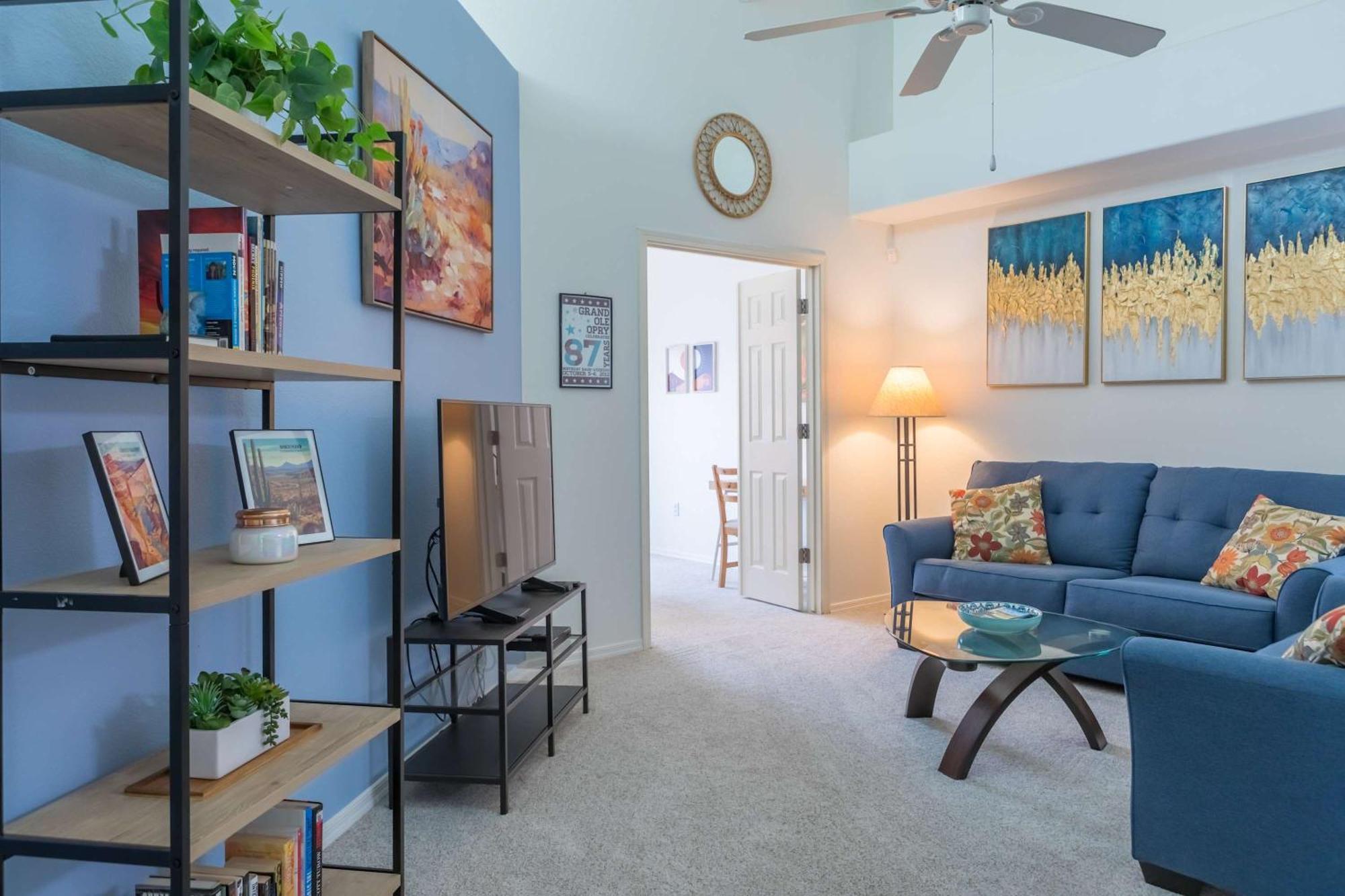 Modern 2br Retreat With Pool Gym & Balcony Phoenix